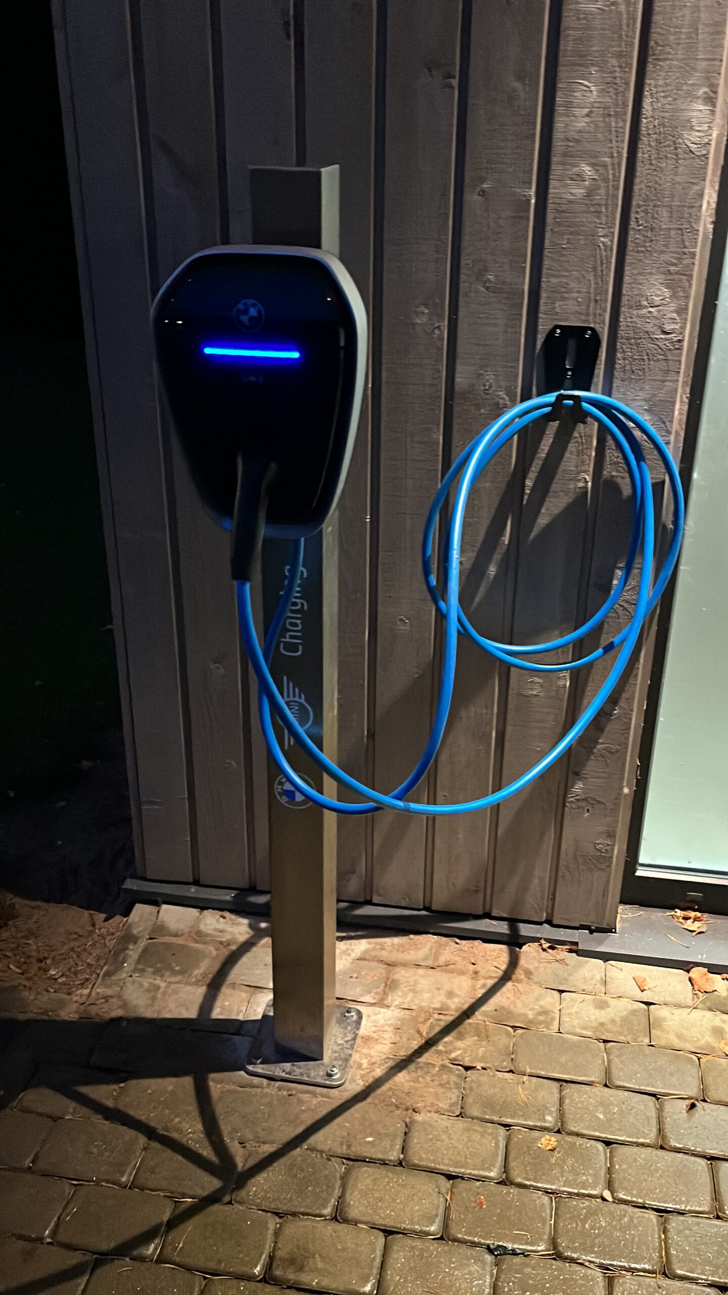 BMW projekta ietvaros esam uzstādījuši uzlādes staciju Schneider Electric Post 2x22kW