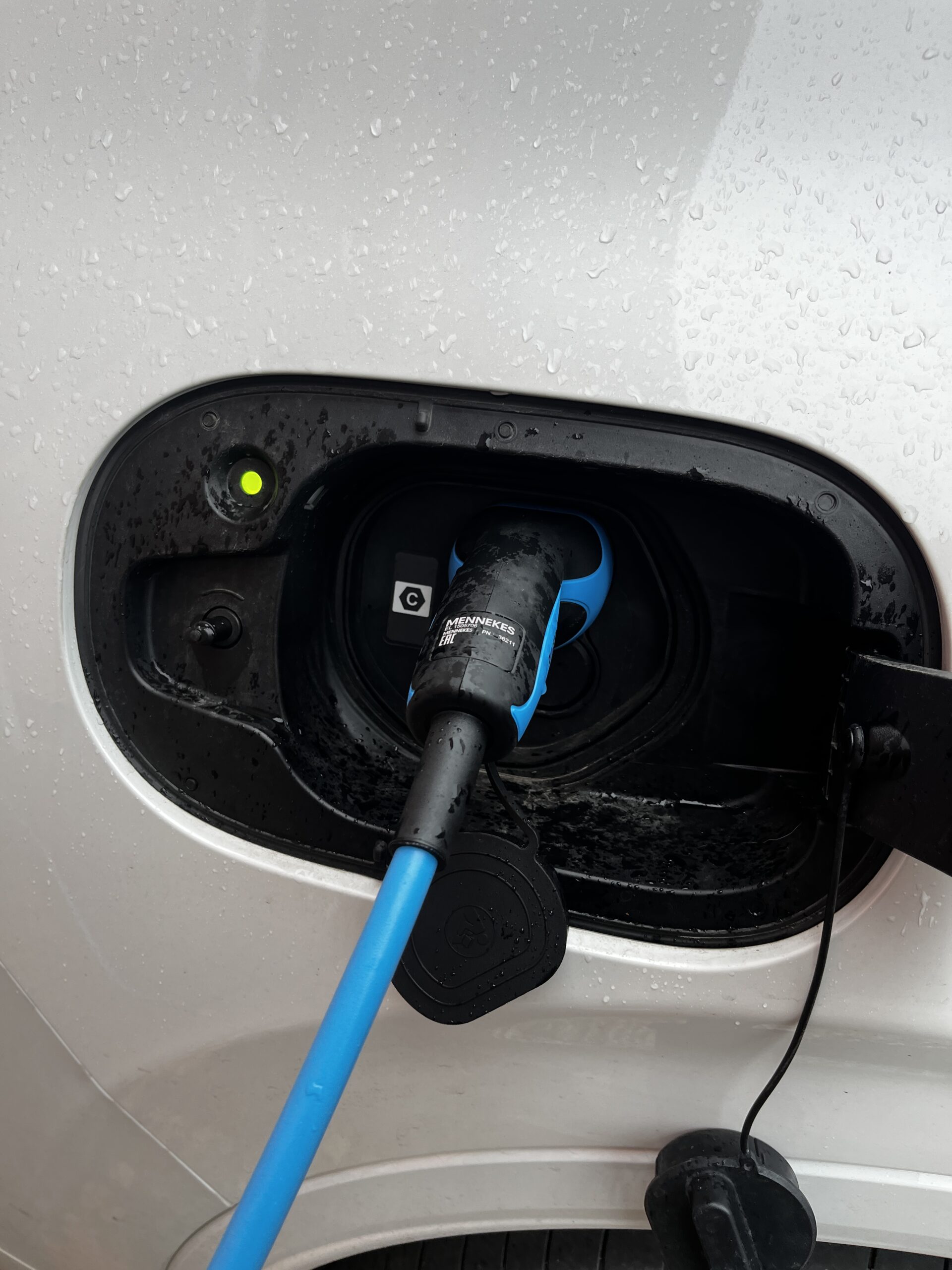 Hībrīdauto tiek pilnībā uzlādēts no mājas uzlādes apmēram 2 stundās