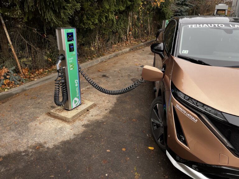 Nissan uzlādes stacija no publiskā tīkla