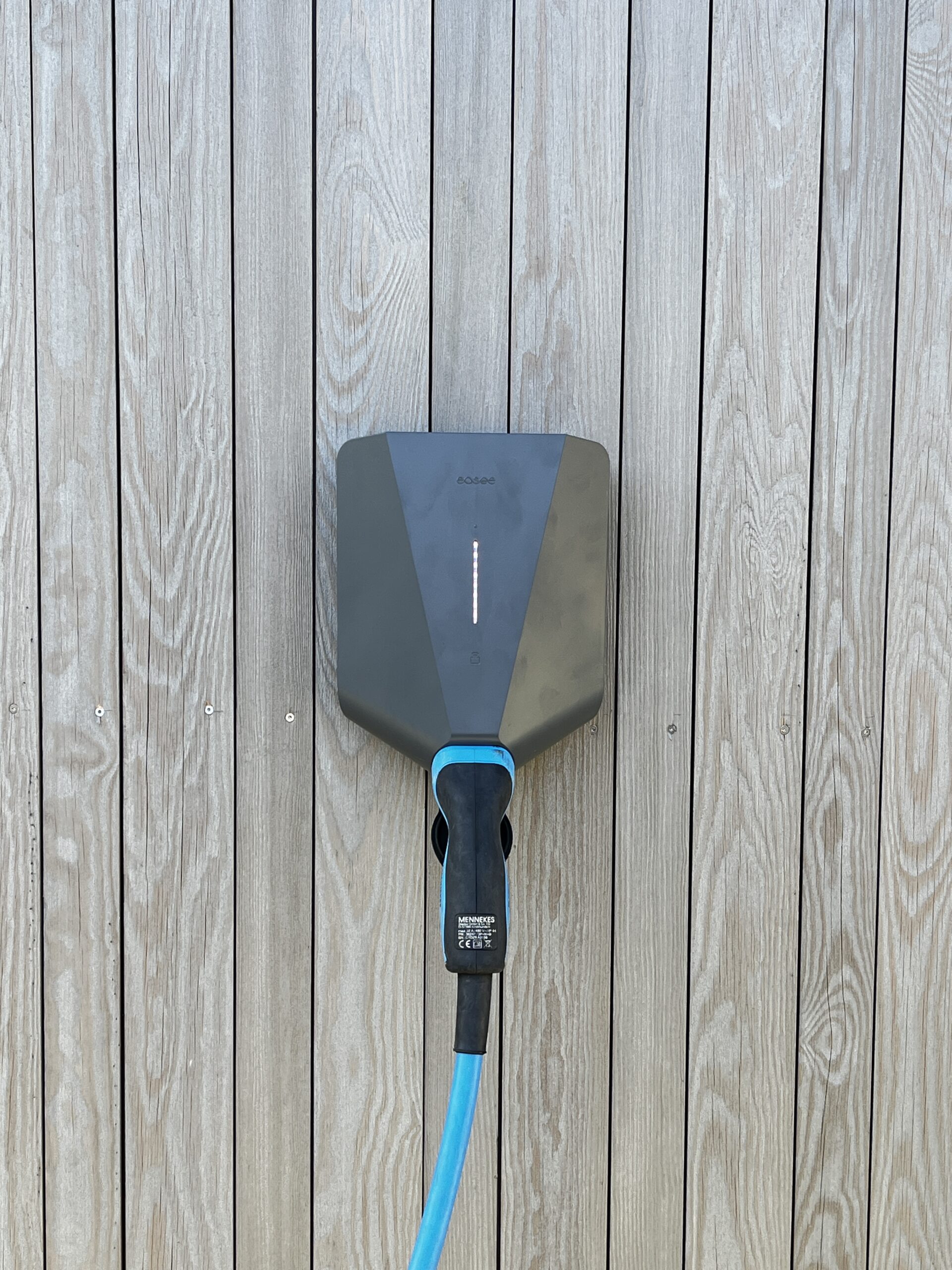 Wallbox (Easee) uzstādīšana uz koka sienas