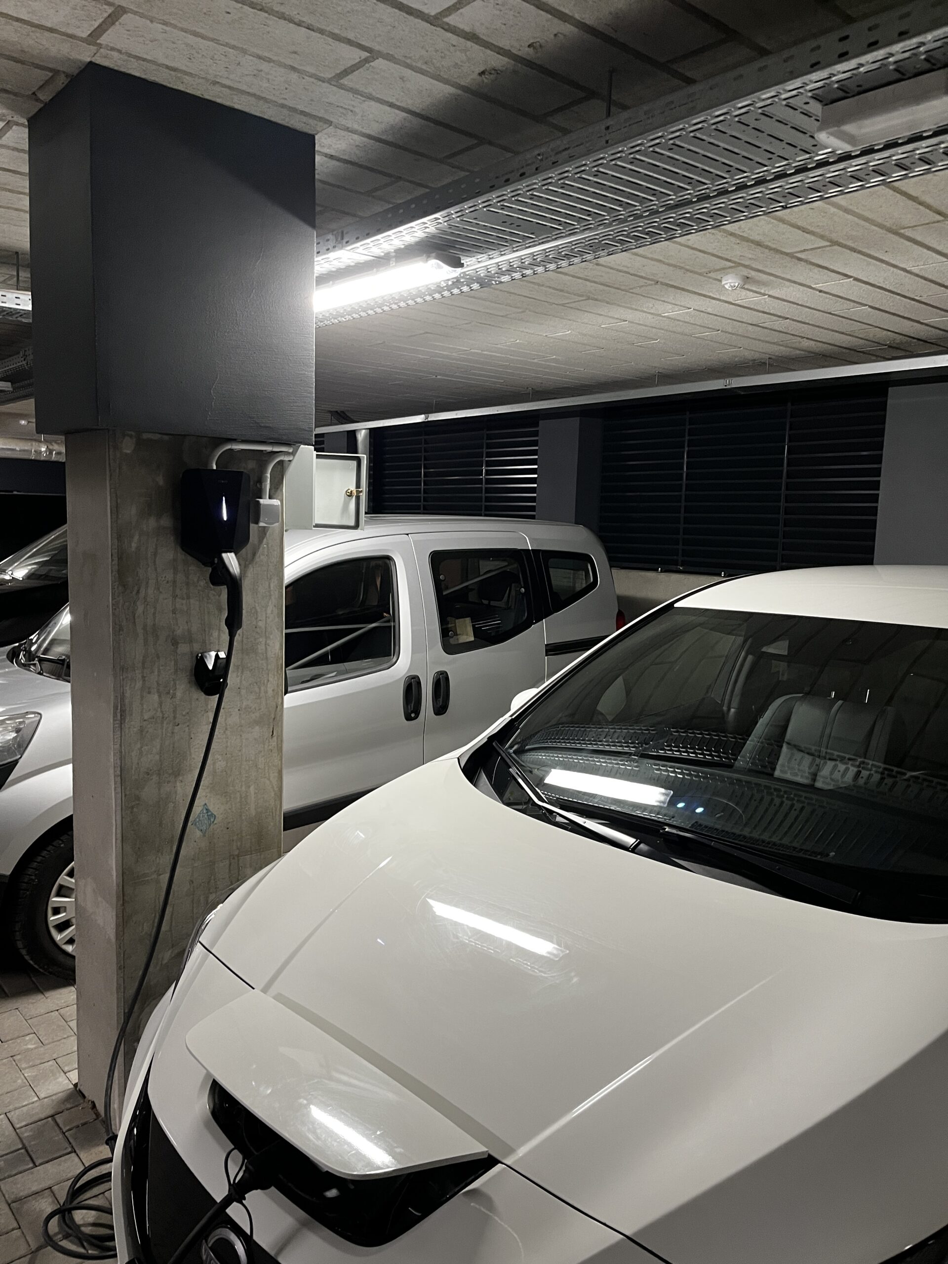 Esam uzstādījuši Wallbox (Easee) klientam daudzīvokļu mājā uz betona staba