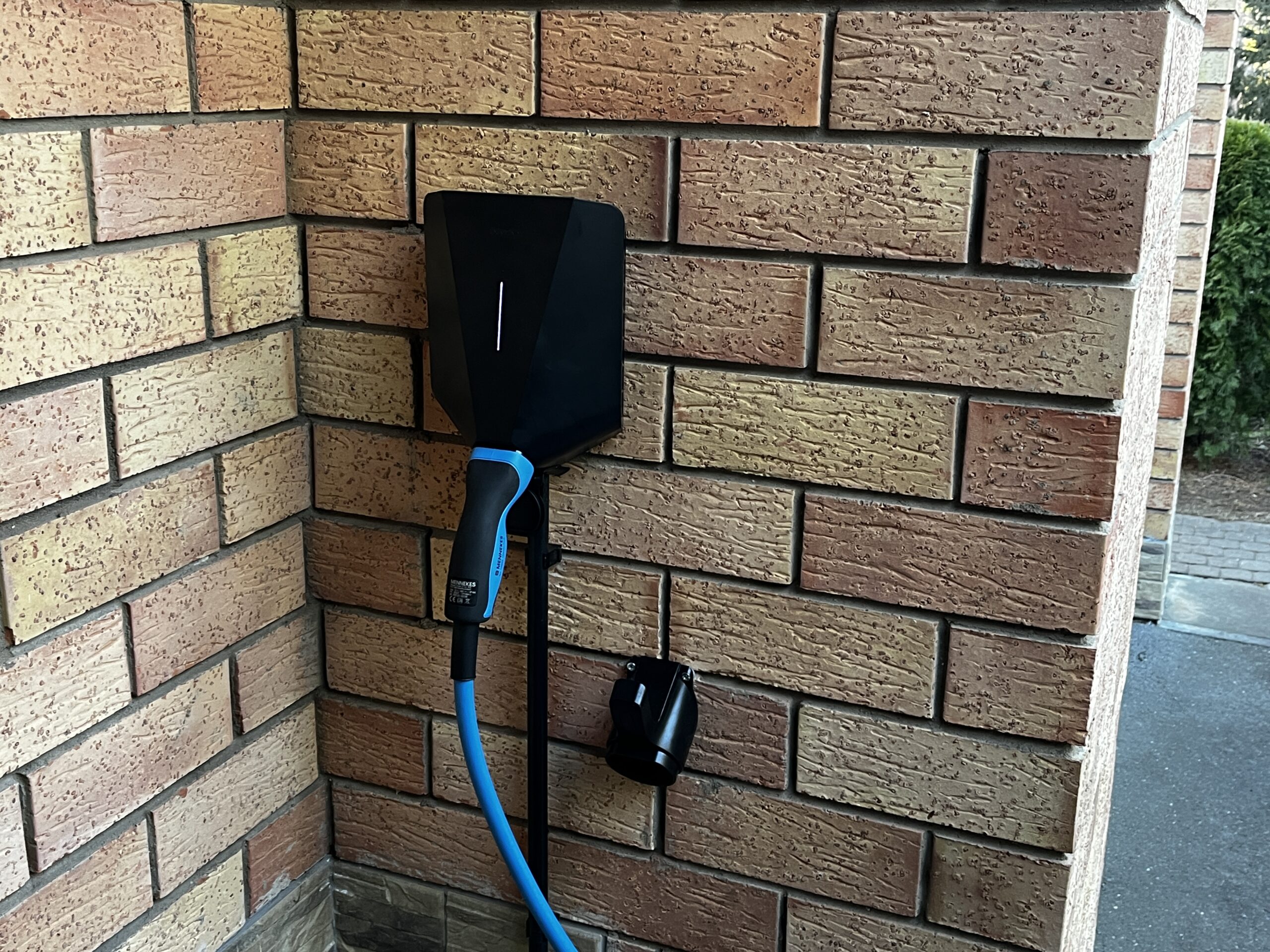 Esam uzstādījuši klientam uzlādes staciju uz kiegieļu sienas privātmājā