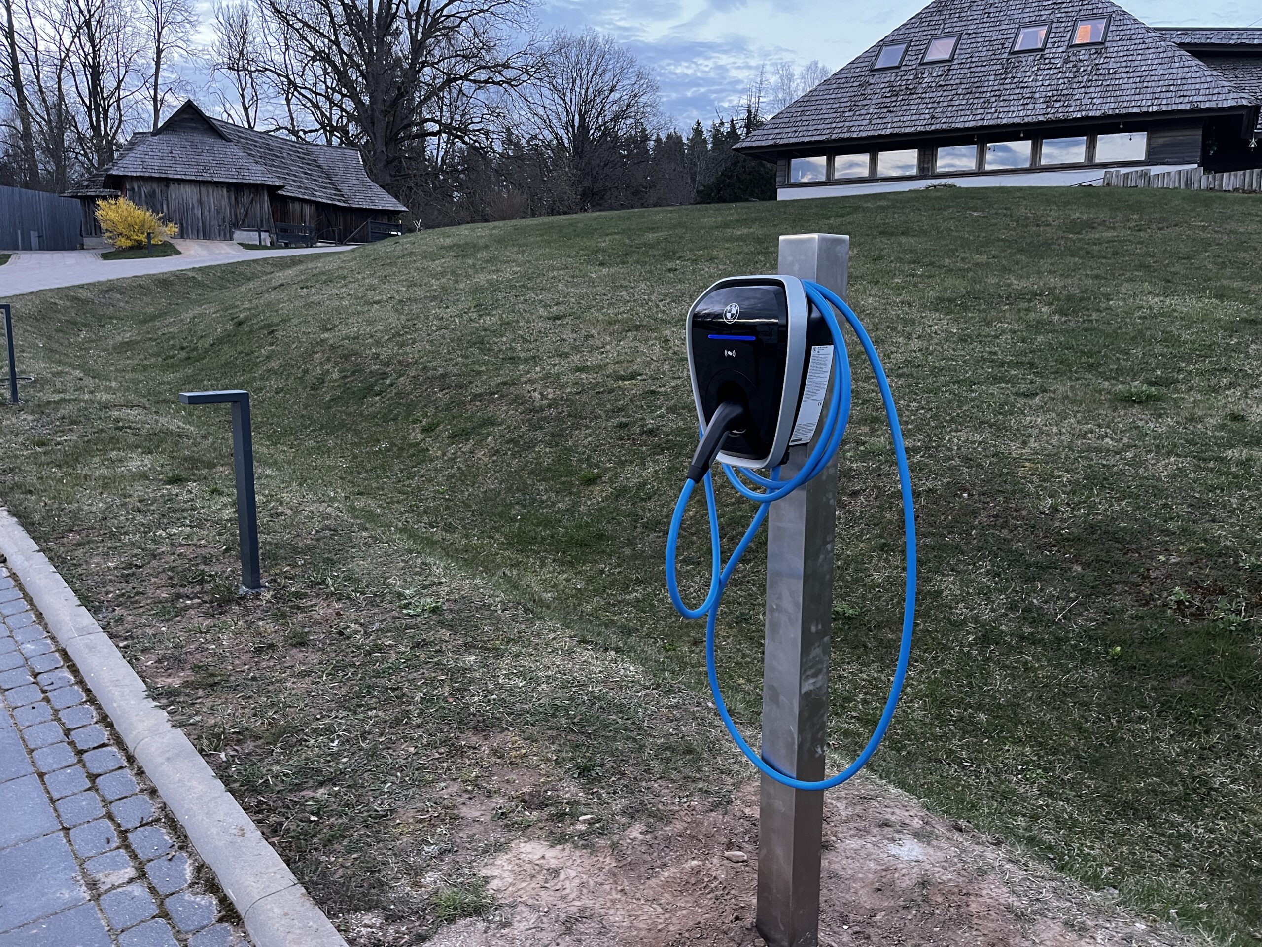 Uzlādes stacija uz stabiņa BMW