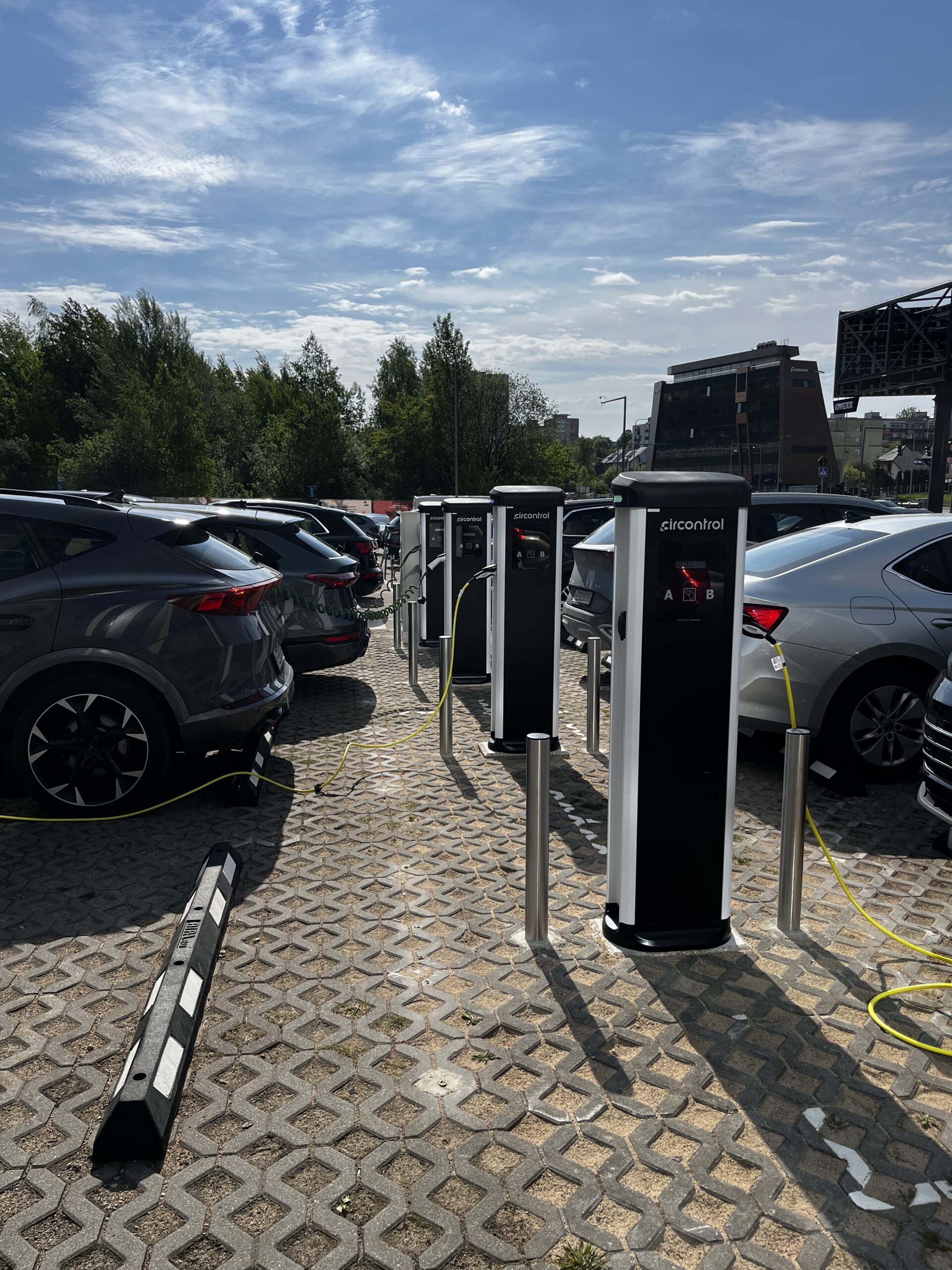 4 Uzlādes staciju uzstādīšāna ar 8 pieslēgšanas vietām elektroauto