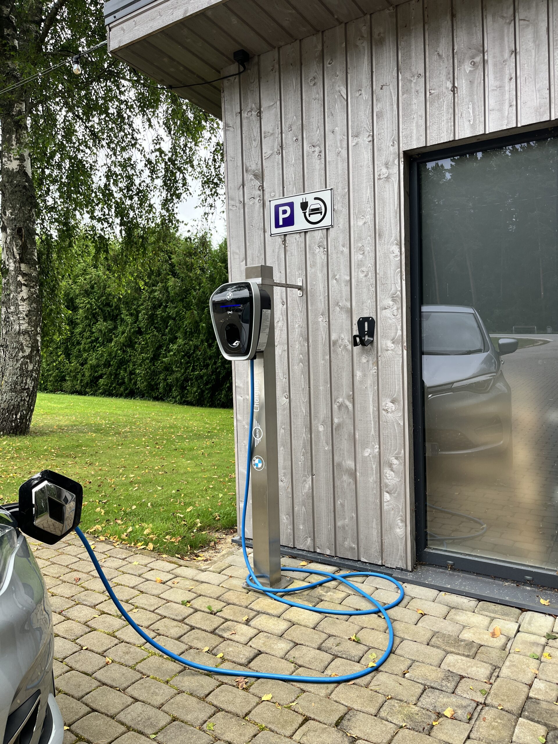 BMW Wallbox Gen 3 uzstādīšana uz stabiņa restorānā publiskai lietošanai